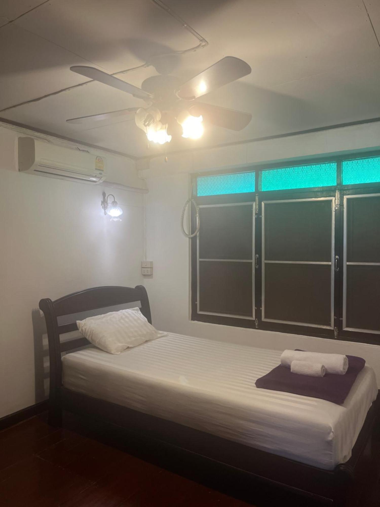 Tata Guesthouse 치앙마이 외부 사진
